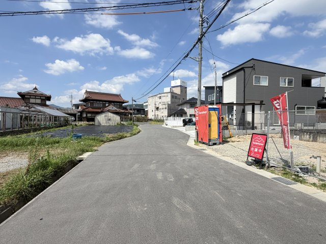 タマタウン寺家（1号地）の前面道路含む現地写真|前面道路も広く綺麗に舗装がされています。