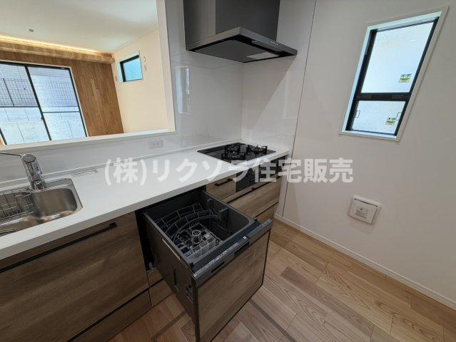 印田町　新築一戸建てのキッチン|ビルトイン3口コンロ・食器洗い乾燥機付き
■物件内覧・資金計画相談・住宅ローン相談、リフォーム相談、お問合せ受付中■
※当日・翌日のご内覧、ご相談はお電話でのお問合せがスムーズです！