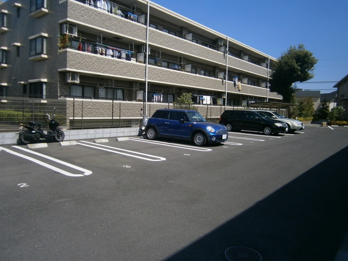 リバーサイドガーデンの駐車場