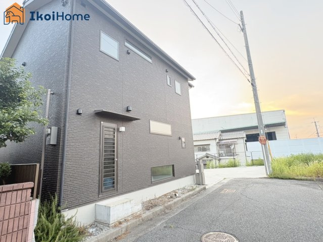 明石市魚住町西岡　中古戸建の前面道路含む現地写真|弊社独自で毎月５組限定「人気オプション３点パック」カーポート・バルコニー・ウッドデッキを１万円で取付