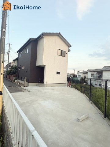 明石市魚住町西岡　中古戸建の駐車場|●資料・カタログのご請求無料●駅近ながらお車2台駐車可能です！自転車・バイクも置いていただけます！