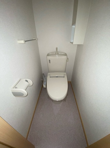 温水洗浄便座付きのトイレです☆