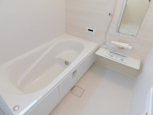 清須市阿原星の宮の新築一戸建の浴室|◇浴室◇　　広い１坪サイズ（ＬＩＸＩＬ）・浴室暖房乾燥機・断熱浴槽・エコベンチ浴槽・お手入れ楽々カウンター・キレイサーモフロア・オートバス・バリアフリーバス・追い焚き・浴室窓あり