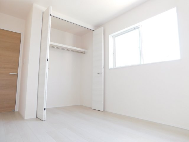 清須市阿原星の宮の新築一戸建の洋室|◇２階洋室◇　　明るい洋室５．７帖　全居室収納完備！