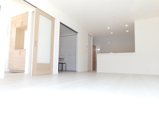 清須市阿原星の宮の新築一戸建の居間・リビング|◇リビング◇　　南面で明るいリビング１６．２帖　キッチン横にパントリーとして利用できる収納完備！