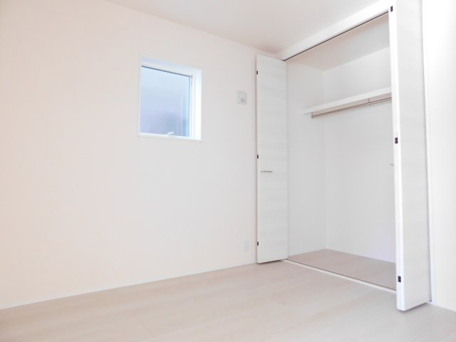 清須市阿原星の宮の新築一戸建の洋室|◇１階洋室◇　　明るい洋室３．７帖　全居室収納完備！　お子様の遊び場やワークスペースなどに利用できます♪