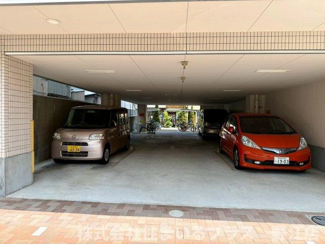 グランシエール都島の駐車場