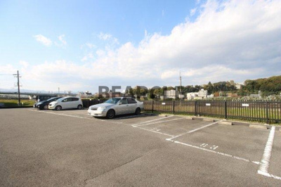 【駐車場】 | インペリアルパレスリバーサイド | 駐車場があるので、車を買う予定の方も安心です
