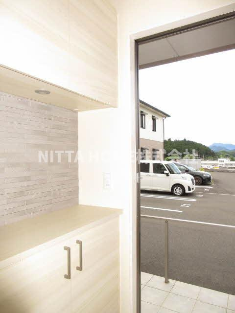 フルリール前田の玄関|玄関にはシューズボックスや玄関収納が付いています！