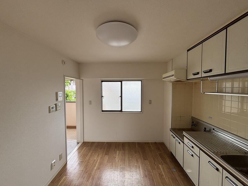 府中市緑町１丁目の賃貸マンションの居間・リビング|こちらのリビングで趣味の時間をお楽しみください
