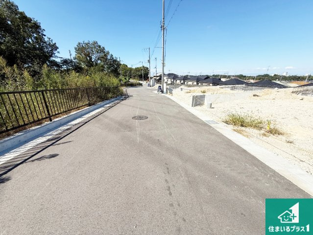 ◆富田林市梅の里　新築一戸建ての前面道路含む現地写真|周辺は落ち着いた街並みの住宅地！子育てがしやすい住環境です！まだ未完成ですが、現地でしかわからない事もございます。是非一度ご覧ください。