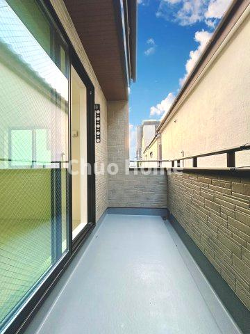 江戸川区西瑞江5丁目新築分譲住宅のバルコニー|【バルコニー】幅もあって、奥行きもあるゆとりのバルコニー。洗濯物を干したり乾かしたりだけでなく、ただ出てみるだけでも気持ちいいですよ。