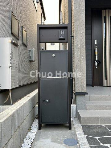 江戸川区西瑞江5丁目新築分譲住宅の外観|留守中に便利な宅配ボックス完備