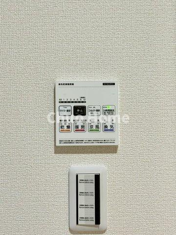 江戸川区西瑞江5丁目新築分譲住宅の浴室|【浴室乾燥機】暖房・冷風・換気・乾燥が可能です。毎日を快適に過ごせるうれしい機能が揃っています。雨の日の洗濯物も安心です。