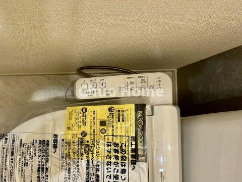 江戸川区西瑞江5丁目新築分譲住宅のトイレ|【ウォシュレット】清潔に使いたいお手洗いには最適な設備です。もちろんウォームレットも標準装備です。