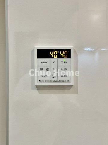 江戸川区西瑞江5丁目新築分譲住宅の発電・温水設備|【給湯リモコン】外での一日を忘れさせてくれるオートバス機能でお好みの湯量・温度に調整された浴槽。