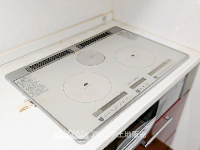 福生市大字福生の中古一戸建のキッチン|【IH cooking heater】
◆IHクッキングヒーター◆火を使わず調理できる為、小さなお子様が居ても安心のアイテム。お掃除もサッとひと拭きで綺麗になるので楽チンですね。