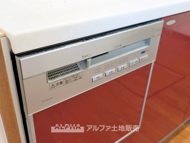 福生市大字福生の中古一戸建のキッチン|【Food washing machine】
◆食洗機◆お子様の面倒を見れる時間が増え時短になります。加えて手荒れも防げてしかも節水が高い為、大変人気があり重宝します。