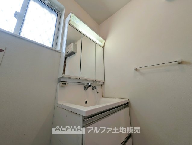 福生市大字福生の中古一戸建の独立洗面台|【Powder room】
◆独立洗面台◆朝の身支度や帰宅後の手洗いも快適に行える独立洗面台。収納スペースも備えており、洗面用品をすっきり整理できる使い勝手の良い空間です。