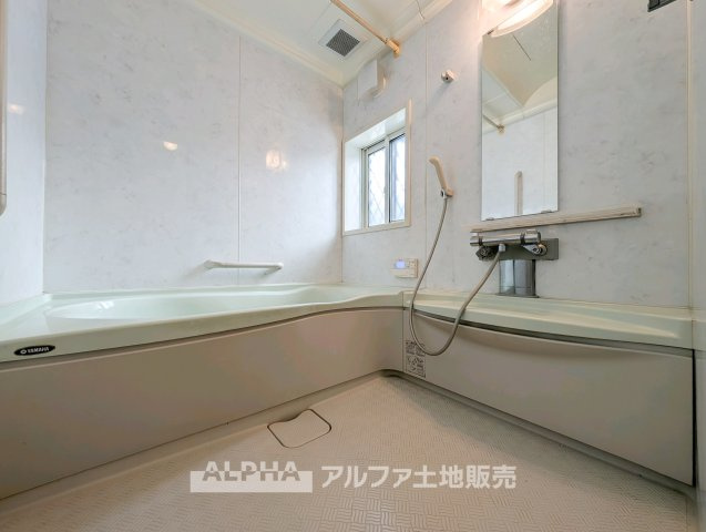 福生市大字福生の中古一戸建の浴室|【Bath room】
◆バスルーム◆一日の疲れをゆっくり癒せる落ち着いたバスルーム。浴室乾燥機付きで天候を気にせず洗濯でき、毎日の暮らしにも便利な空間です。