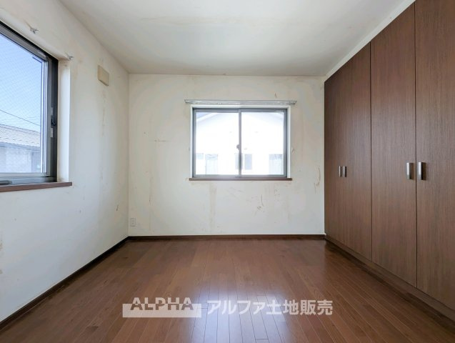 福生市大字福生の中古一戸建の洋室|【comfort room】
◆落ち着きのある室内◆寝室としても子ども部屋としても使いやすく、暮らしの変化にも対応できる空間。日々の時間を穏やかに過ごせます。