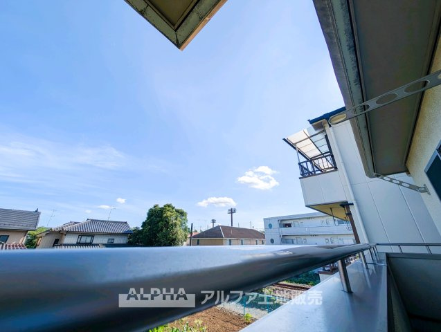 福生市大字福生の中古一戸建の展望|【Sky Terrace】
◆日常に開放感を◆外へ視線が抜けるバルコニーは、室内に明るさを届けるだけでなく、ちょっとしたリフレッシュ空間としても活躍します。