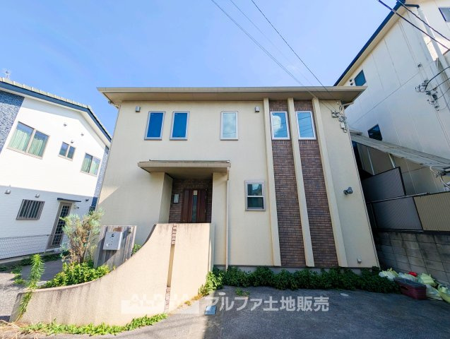 福生市大字福生の中古一戸建の外観|【A warm space】◆心をほどく場所◆
ゆったりとした空間に包まれ、誰かを迎えることが日常になる住まい。
この環境で暮らすうちに、時間の使い方も、人との距離感も変わっていく。