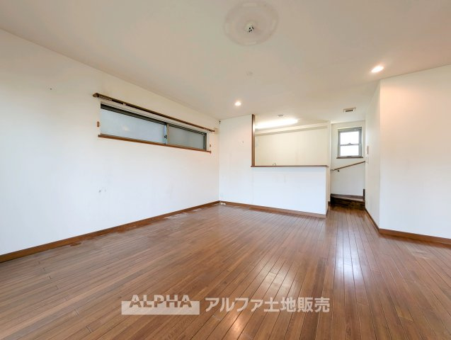 福生市大字福生の中古一戸建の居間・リビング|【Flexible Space】
◆暮らしに寄り添う◆
食事や団らん、テレワークやお子様の勉強スペースなど、多彩な用途に対応するリビング。ライフスタイルに合わせて活用できます。