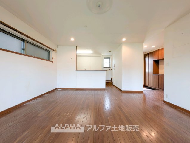 福生市大字福生の中古一戸建の居間・リビング|【Weekend Living】
◆休日も心地よく◆
家族で映画を楽しんだり、ゆっくりコーヒーを味わったり。何気ない休日の時間を豊かにしてくれるリビングです。