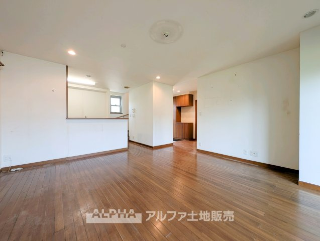 福生市大字福生の中古一戸建の居間・リビング|【Family Living】
◆家族が集うリビング◆
食事のあとも自然と会話が弾み、テレビを囲んでくつろぐ時間を楽しめるリビング。家族が顔を合わせる機会を自然と育む空間です。