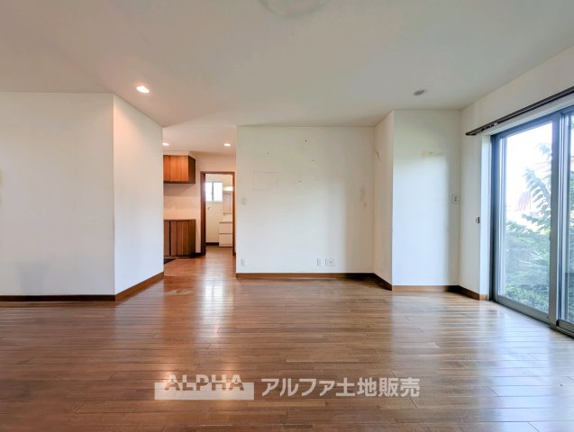 福生市大字福生の中古一戸建の居間・リビング|【Time Together】
◆日常を彩る空間◆
食事や会話、読書や映画鑑賞など、ご家族それぞれの過ごし方を受け止めるリビング。何気ない日常を心地よい時間へとつなげます。