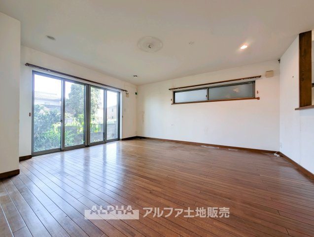 福生市大字福生の中古一戸建の居間・リビング|【Living Room】
◆家族時間を育む◆
朝は食卓を囲み、昼はお子様の遊び場、夜は家族団らんのひととき。時間帯ごとに異なる役割を担い、暮らしの中心となるリビングです。