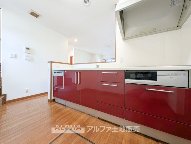福生市大字福生の中古一戸建のキッチン|【Timeless Kitchen】
◆暮らしの真ん中にある場所◆毎日の食事も、何気ない会話も自然と集まるキッチンスペース。空間に調和するデザインが、過ごす時間そのものを心地よく変えてくれる。
