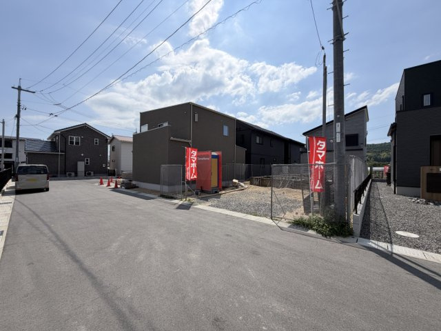 タマタウン寺家（4号地）の前面道路含む現地写真|前面道路も広く綺麗に舗装がされています。