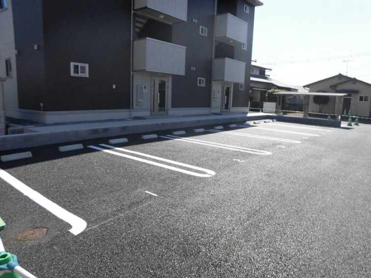 ボヌール羽屋Lの駐車場