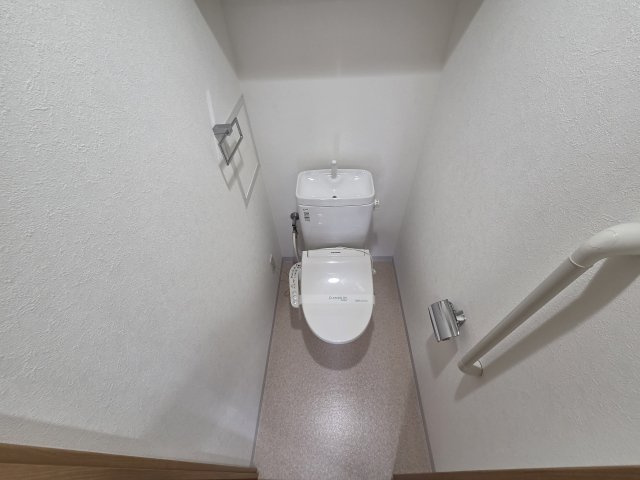 なんばグランドマスターズタワーのトイレ|手洗い器付きのトイレです。