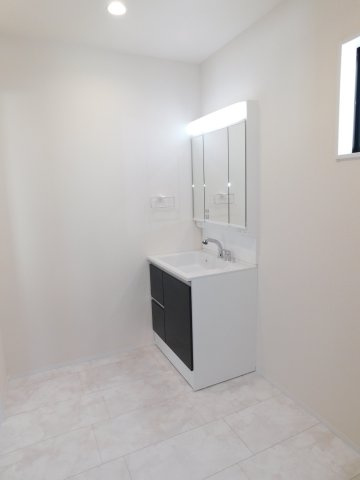 清須市阿原星の宮の新築一戸建の独立洗面台|◇洗面室◇　　広い洗面室！！　三面鏡シャンプードレッサー　床下収納庫完備　