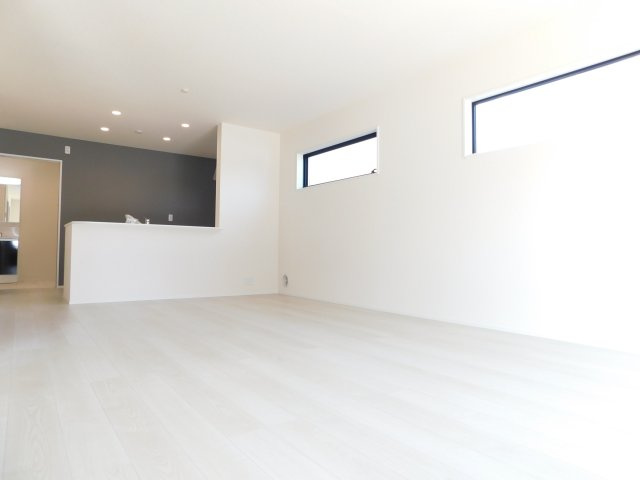 清須市阿原星の宮の新築一戸建の居間・リビング|◇リビング◇　　南面で広くて明るいリビング１８．０帖　子育てに嬉しい対面キッチン♪