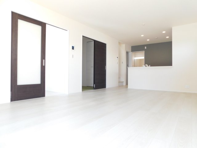 清須市阿原星の宮の新築一戸建の居間・リビング|◇リビング◇　　南面で広くて明るいリビング１８．０帖　洋風和室と続き間２０．５帖♪