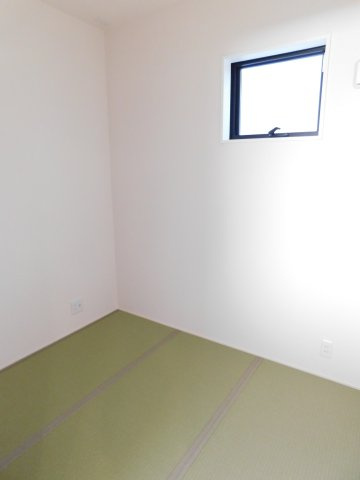 清須市阿原星の宮の新築一戸建の和室|◇１階洋風和室◇　　明るい和室２．５帖　全居室収納完備！　お子様の遊び場やお昼寝スペースなどに利用できます♪