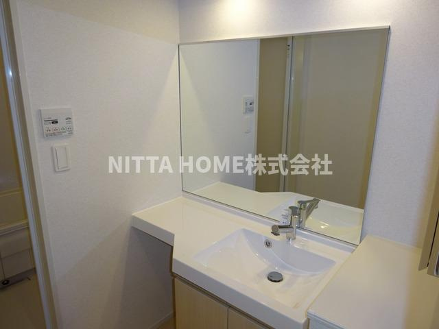 豊岡市弥栄町のアパートの洗面所|シャワー付き洗面化粧台で身支度はバッチリ◎