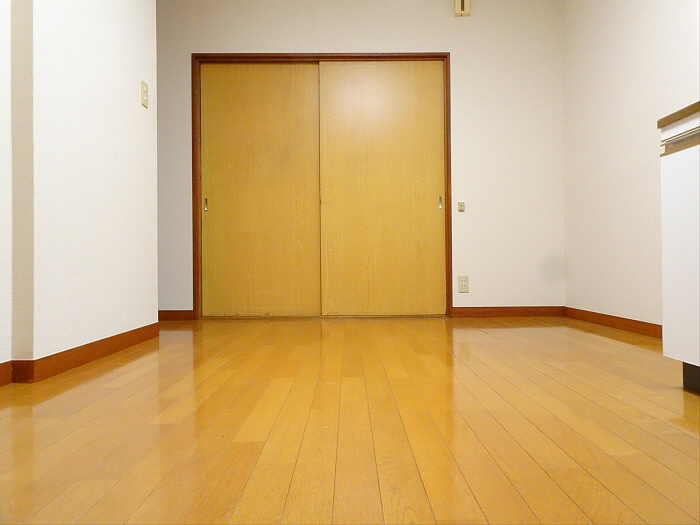 第三通南ビルの寝室
