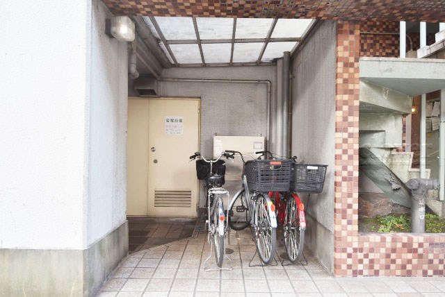 【駐輪場】 | ニューハイツ大和 | 自転車置き場。マンションの共用部にあたります。空きの有無や駐輪料金、各戸の台数制限などについては、改めてお問い合わせください。～即日のご見学可能～　お問合せはお気軽にどうぞ。
