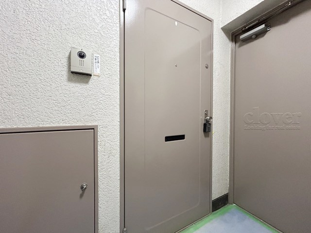 【その他共用部分】 | ニューハイツ大和 | 皆様をお迎えする、お部屋の玄関ドア。開けやすさや開放角度、ドアノブの操作しやすさや鍵の形状などを、現地で一度ご確認ください。～即日のご見学可能～　お問合せはお気軽にどうぞ。
