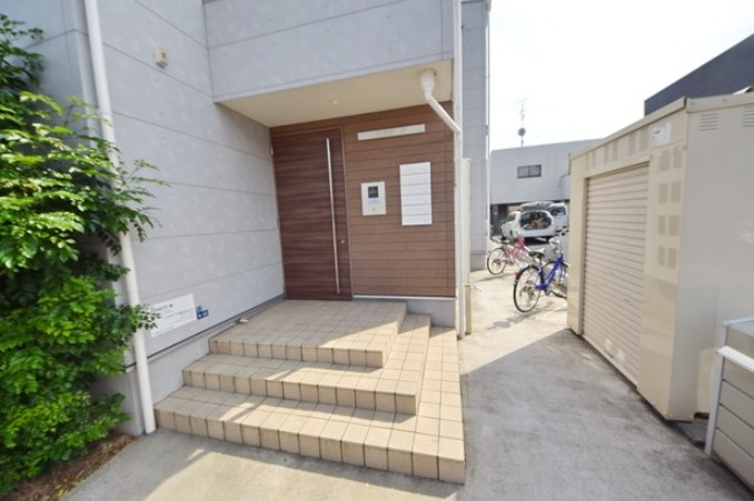 柏市旭町５丁目のアパートのエントランス