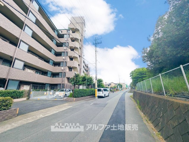 ドラゴンマンション日野壱番館の外観|【A cozy space】◆余白のある暮らし◆
人を招いても、ひとりで過ごしても心地よい住空間。
温もりを感じるこの場所が、暮らしの輪郭をやさしく描いていく。