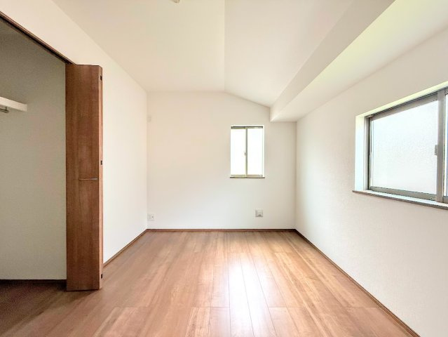 港南区日限山3丁目　新築戸建ての洋室|◆感性を育むプライベートルームはシンプルでスマートな空間。好みの空間で読書をしたり、音楽を聞いたりと一人の時間も充実したものにできます。