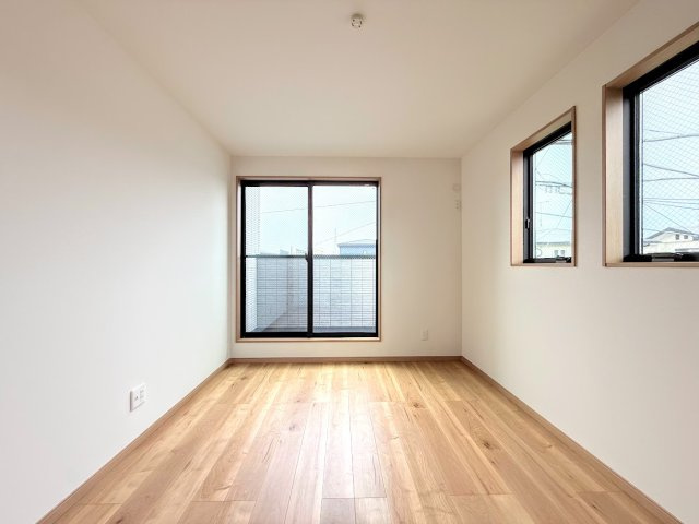鎌倉市大船4丁目　新築戸建て　第1の洋室|◆柔らかい陽光が差し込む明るいお部屋を演出する設計。彩光の取れる窓が気持ちの良いお部屋を創り上げます。