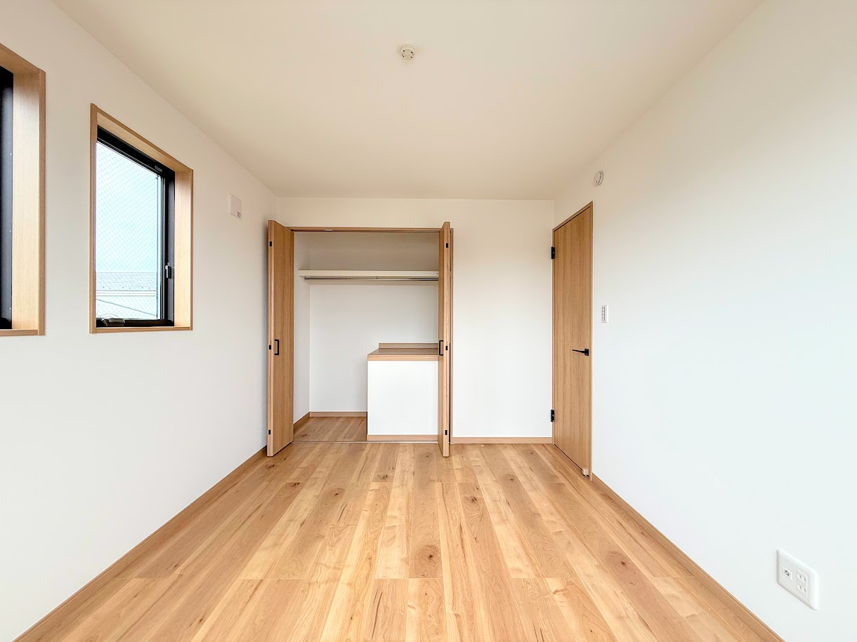 鎌倉市大船4丁目　新築戸建て　第1の洋室|◆室内はいつも明るい印象なので気持ちの良い朝を迎えられます。各部屋にはクローゼットを完備しており、収納が多いお家はすっきりして快適空間です。