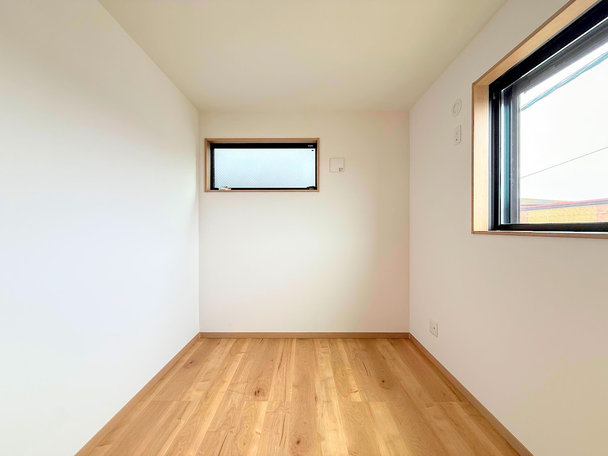 鎌倉市大船4丁目　新築戸建て　第1の洋室|◆子どものスタディ空間として、あるいは書斎やホビールームとして生活スタイルに合わせて使えるプライベートルーム。居心地のいい落ち着いたインテリアが似合います。